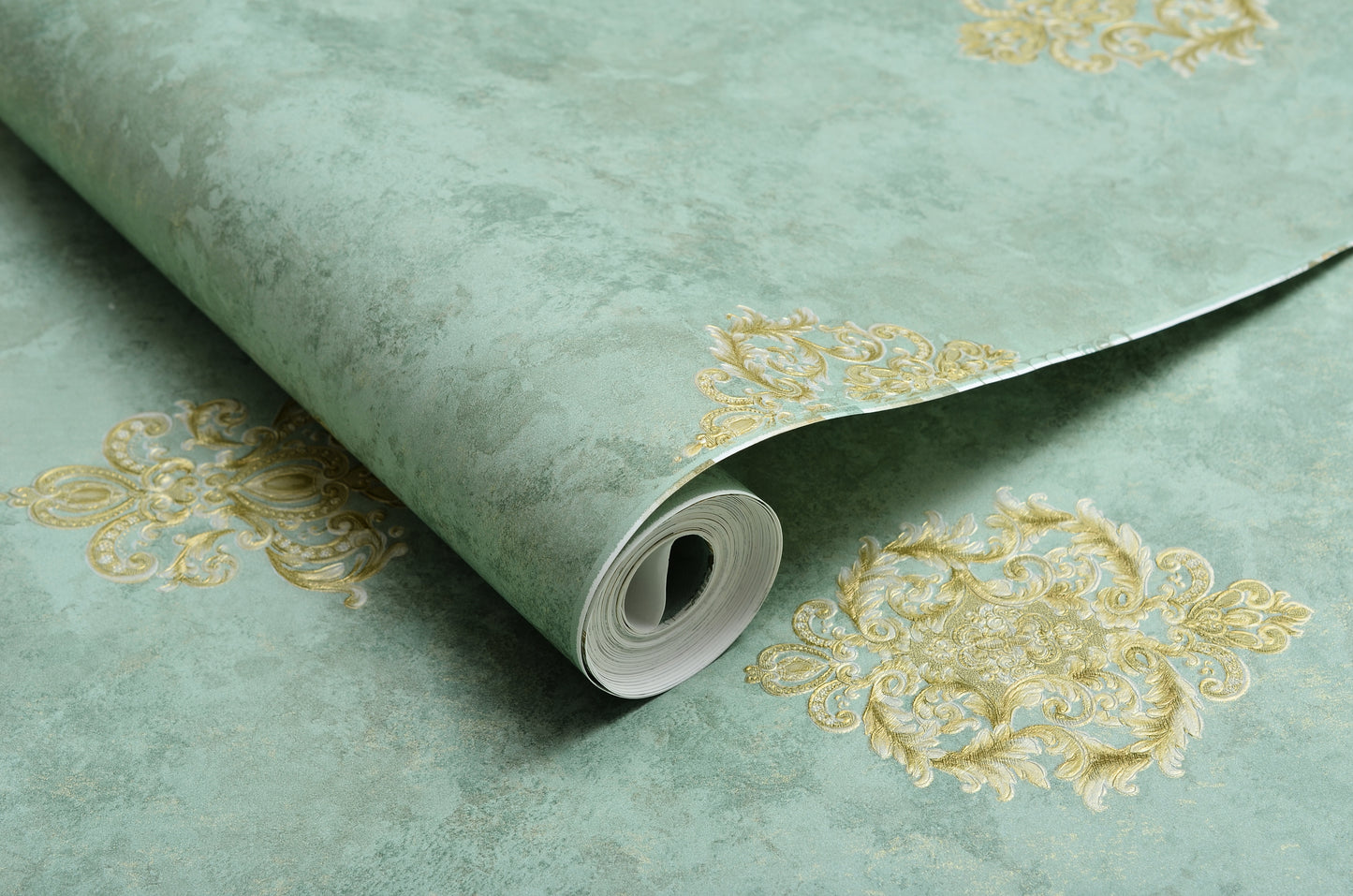 Decopine Imperium Luxe Vliestapete – Goldmedaillon auf Salbeigrün – 0,53 x 10 m – Ohne Kleber