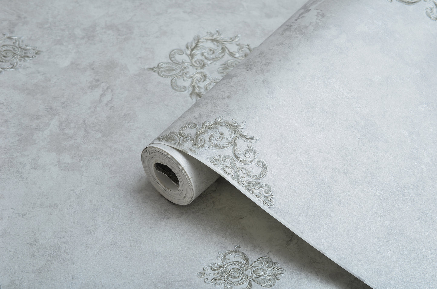 Decopine Imperium Luxe Non-Woven Wallpaper β Silver Medallion Pattern β 0.53 x 10m β No Glue