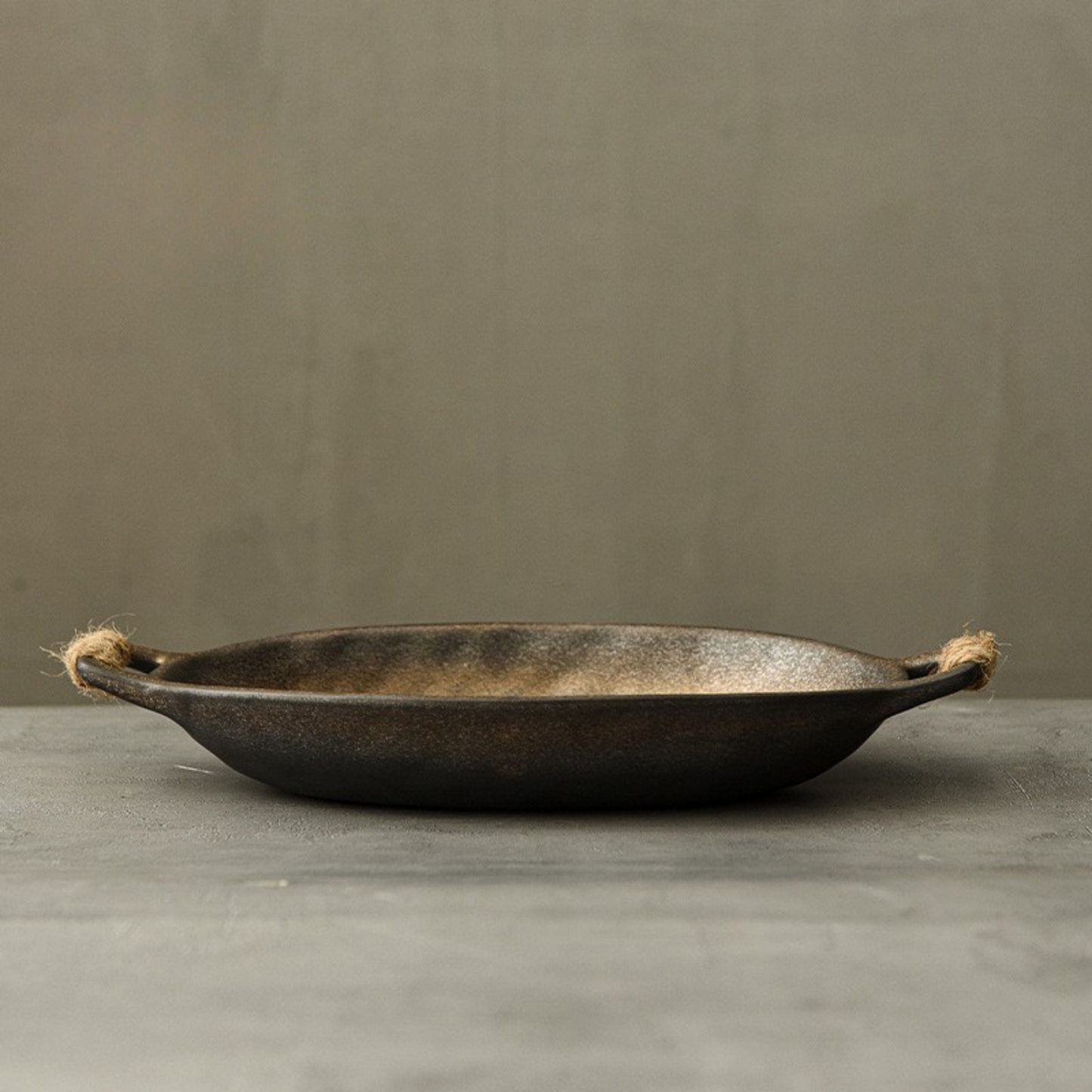 Plateau ovale en céramique noir – Fait main – 27,5 × 15 cm