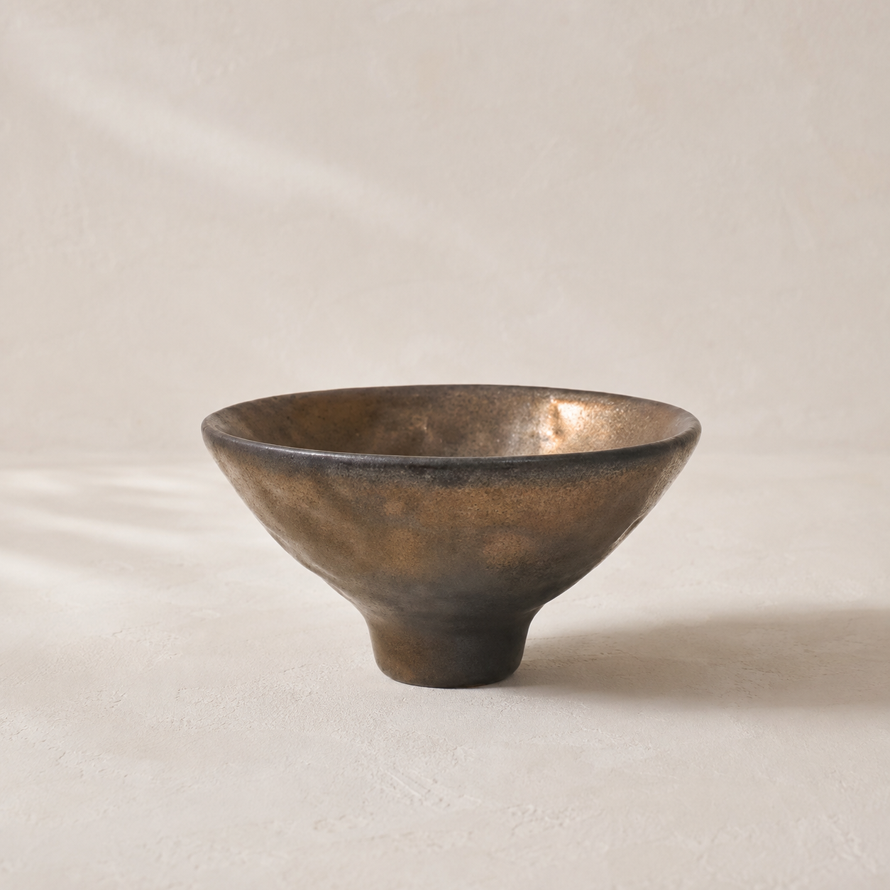 Bol sur pied en grès effet pierre beige – Ø 12,5 cm