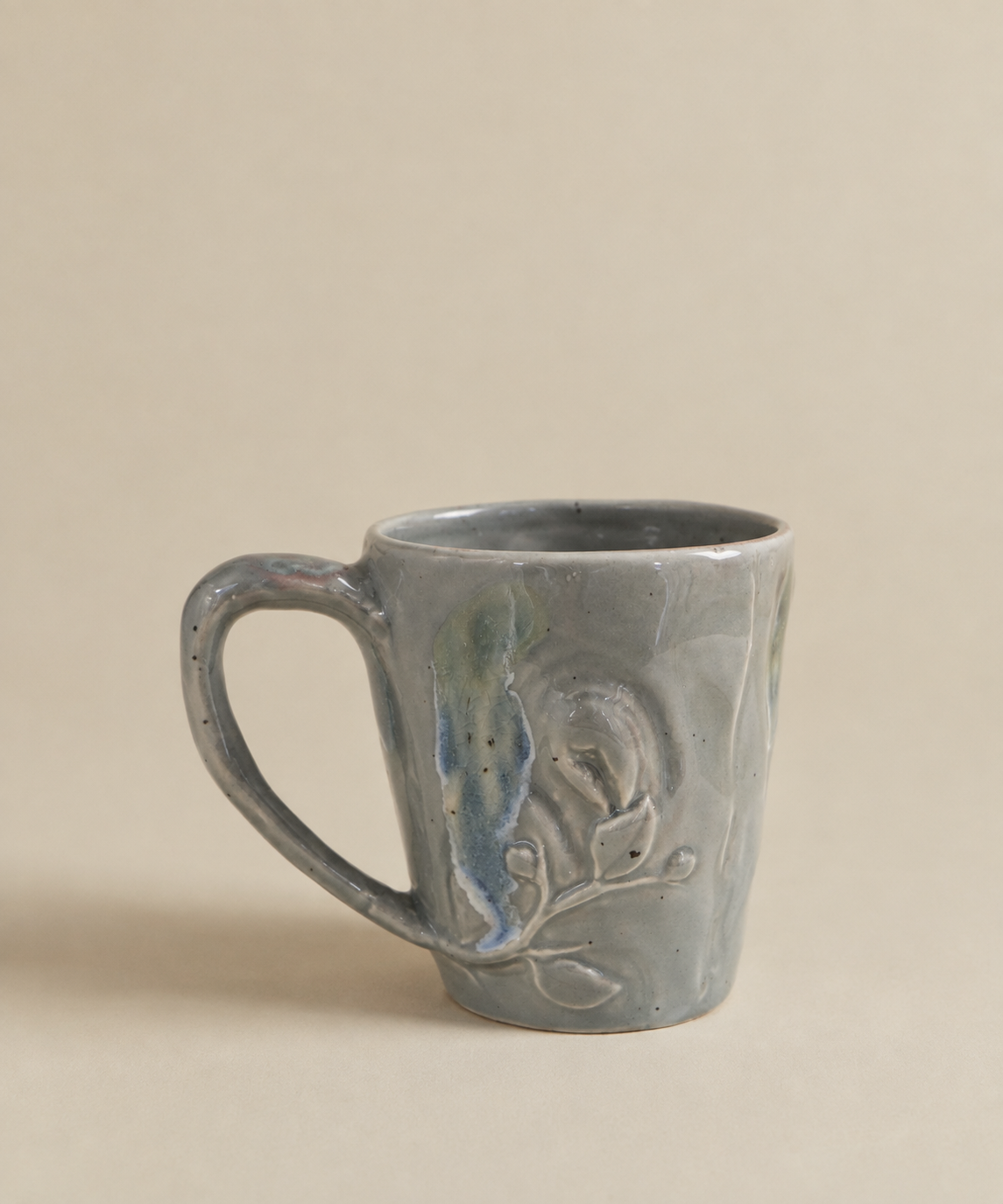 Mug artisanal en céramique bleu gris nuancé à relief végétal – 275 ml