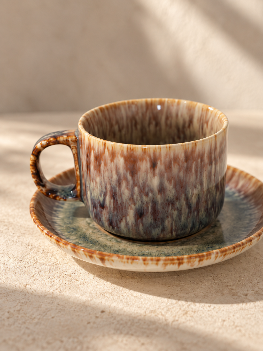 Tasse à café artisanale en céramique brun ambré à glaçure nuancée avec soucoupe – 240 ml