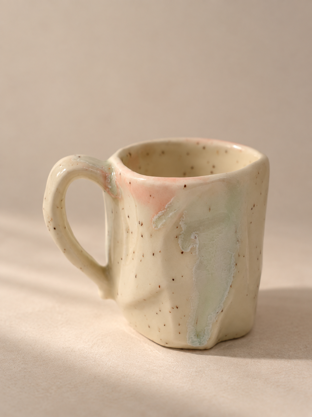 Mug artisanal en céramique crème rosé à glaçure nuancée – 275 ml