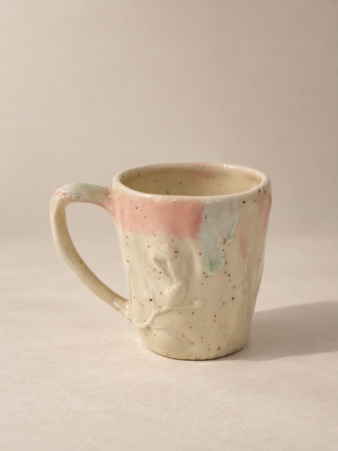 Mug artisanal en céramique crème rosé nuancé à relief végétal – 275 ml