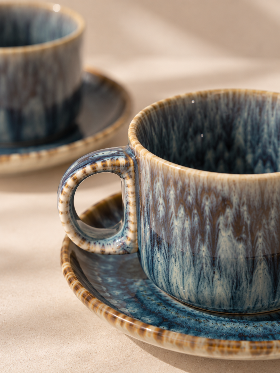 Tasse à café artisanale en céramique bleu gris à glaçure nuancée avec soucoupe – 240 ml