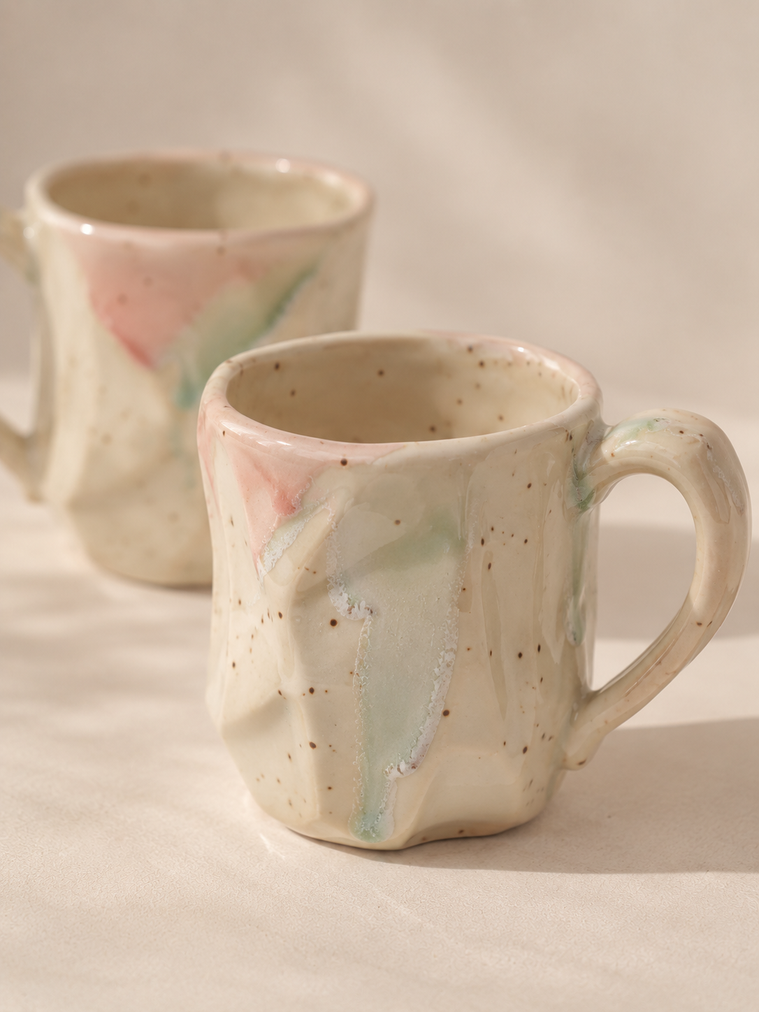 Mug artisanal en céramique crème rosé à glaçure nuancée – 275 ml