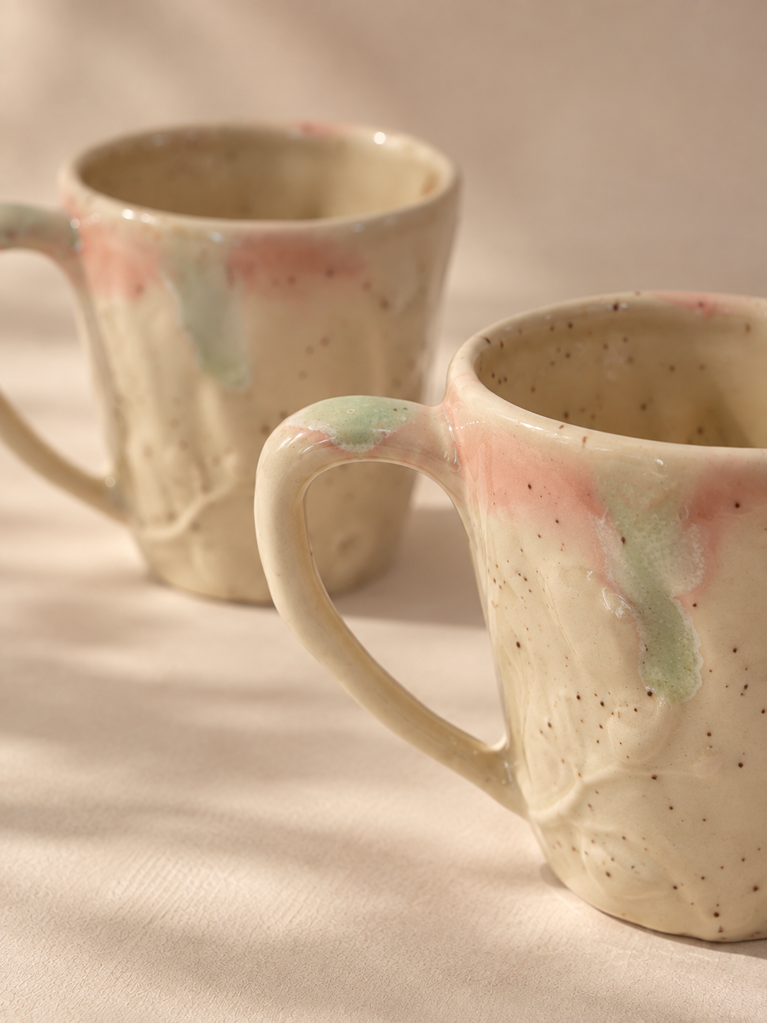 Mug artisanal en céramique crème rosé nuancé à relief végétal – 275 ml