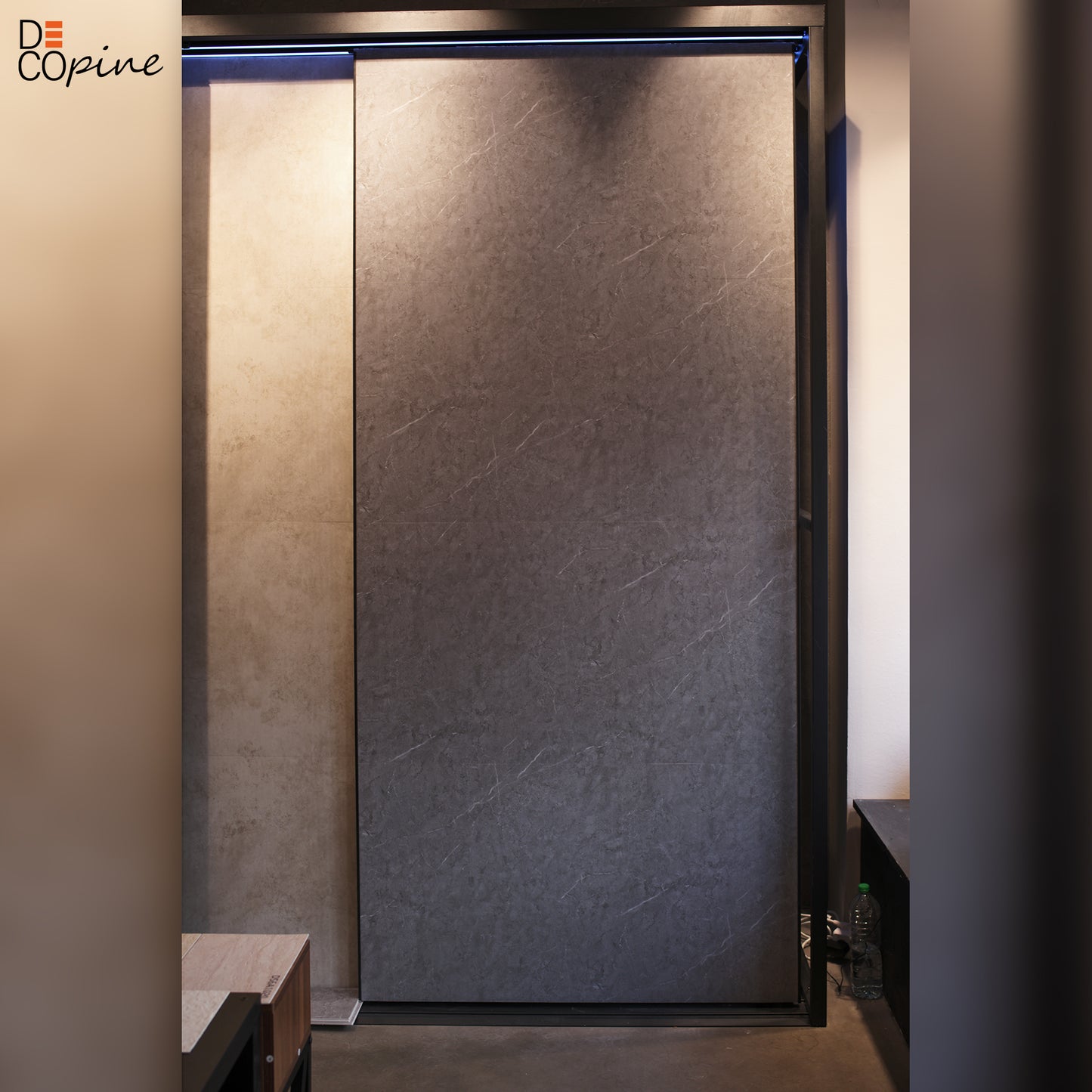 Panneau mural décoratif en PVC Decopine – Finition mate effet pierre grise – 65×120 cm (Lot de 4, 3,12 m²)