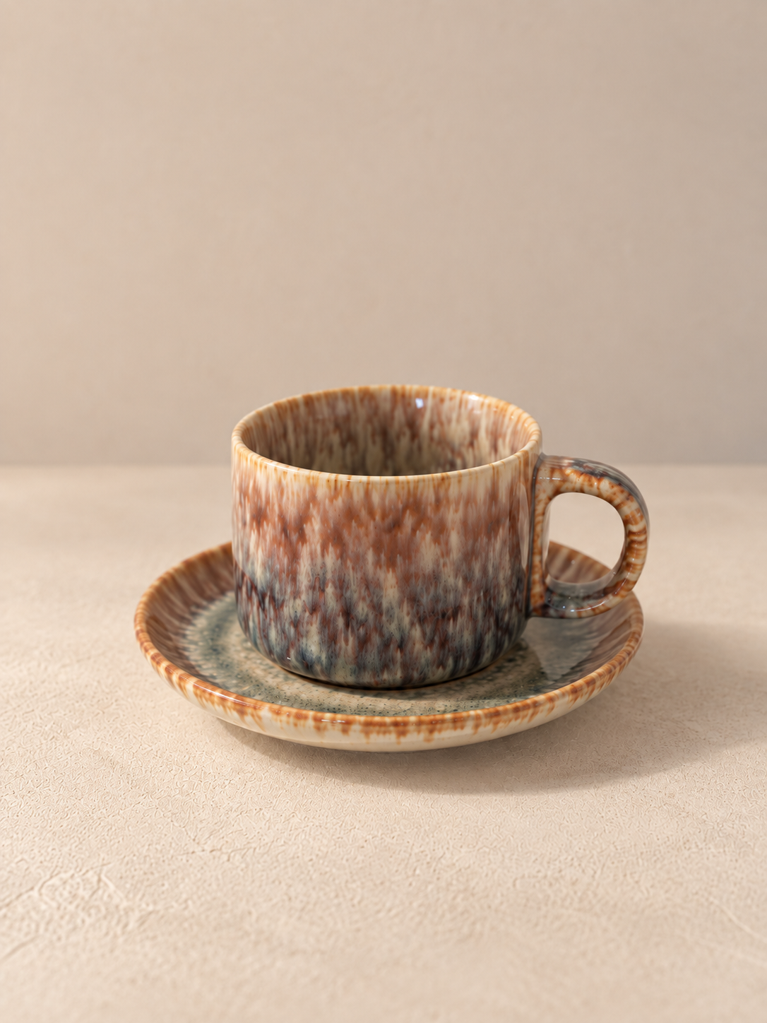 Tasse à café artisanale en céramique brun ambré à glaçure nuancée avec soucoupe – 240 ml