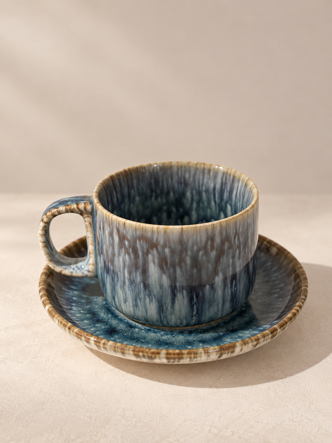 Tasse à café artisanale en céramique bleu gris à glaçure nuancée avec soucoupe – 240 ml