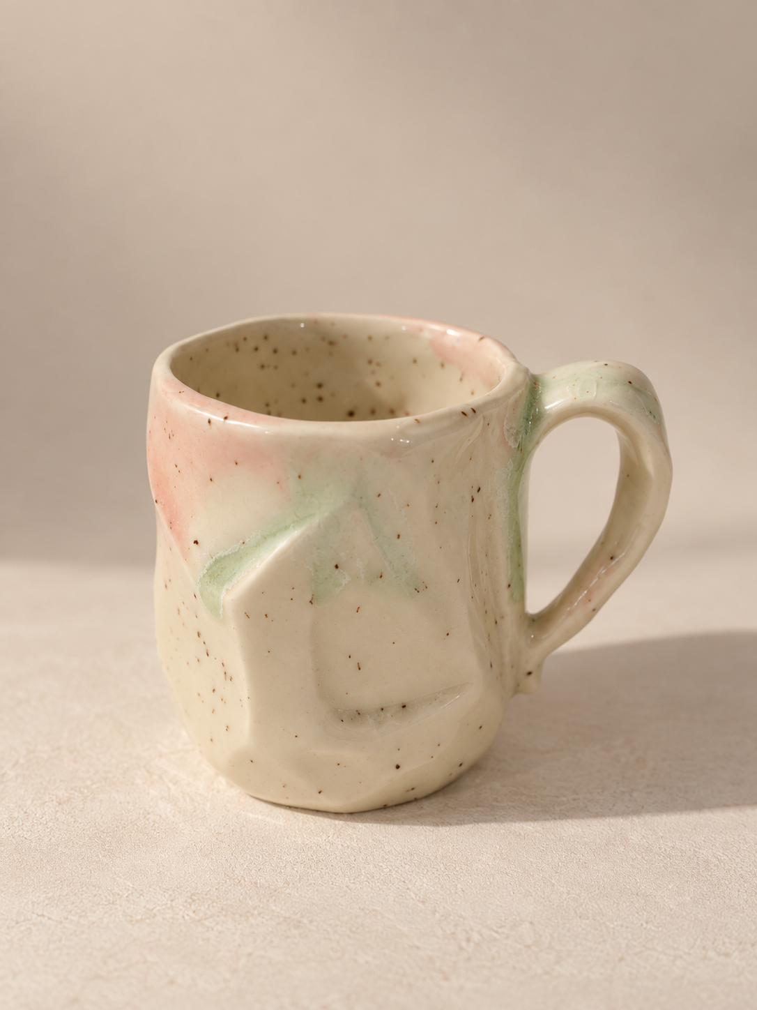 Mug artisanal en céramique crème rosé à glaçure nuancée – 275 ml