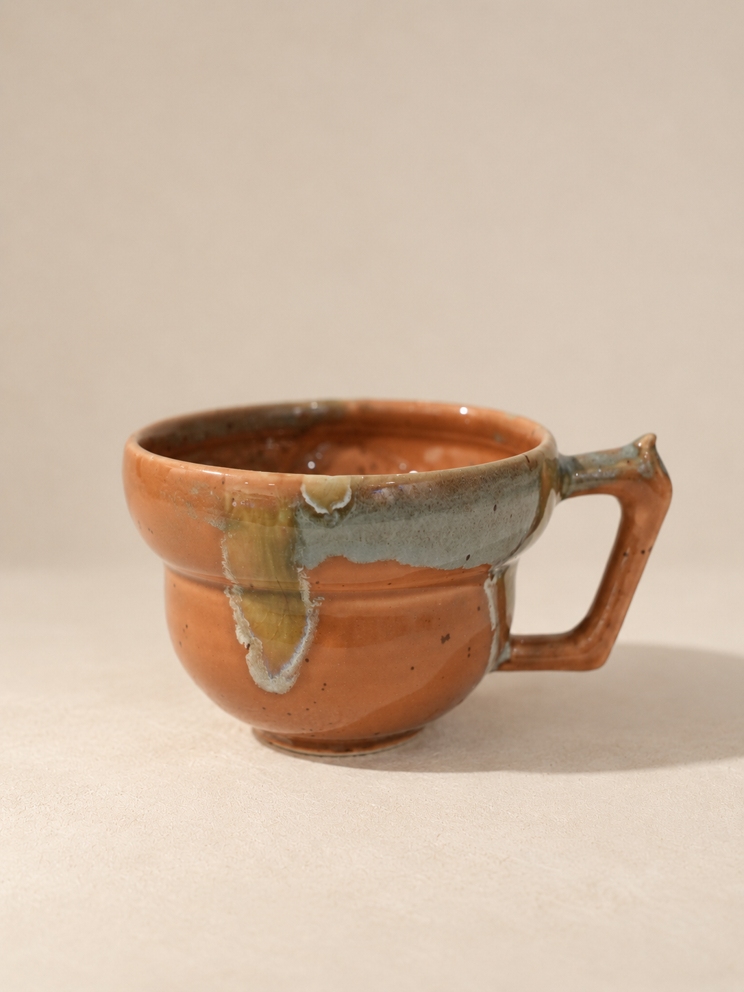 Tasse à café artisanale en céramique terracotta à relief sculpté – 240 ml