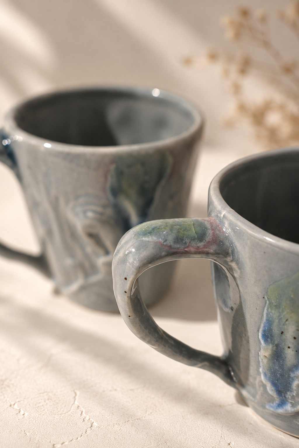 Mug artisanal en céramique bleu gris nuancé à relief végétal – 275 ml