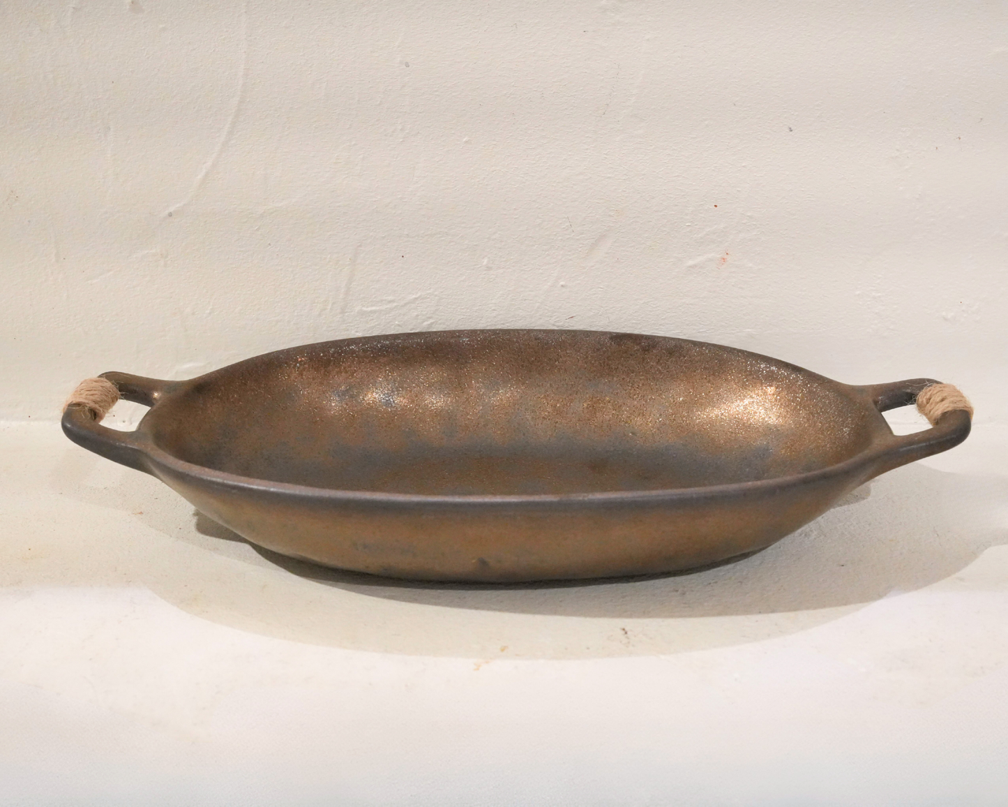 Plateau ovale en céramique noir – Fait main – 27,5 × 15 cm