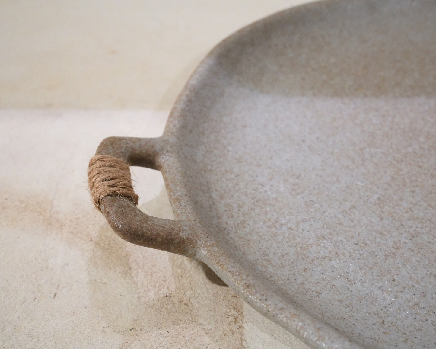 Plateau en céramique grise – Fait main – 31 × 25 cm