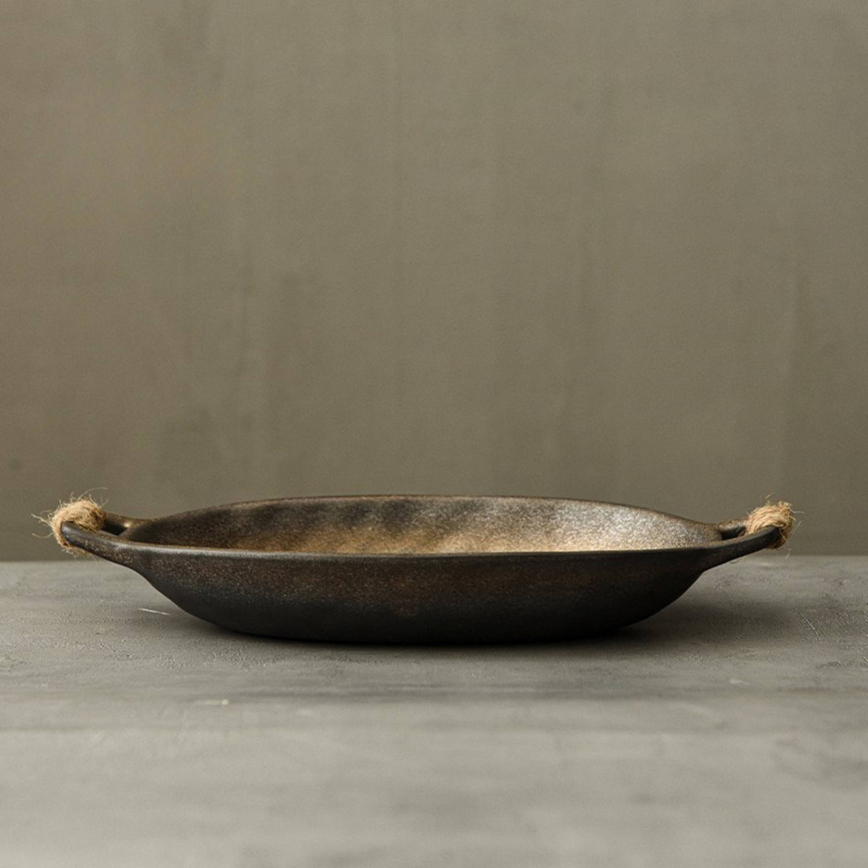 Plateau ovale en céramique noir – Fait main – 27,5 × 15 cm