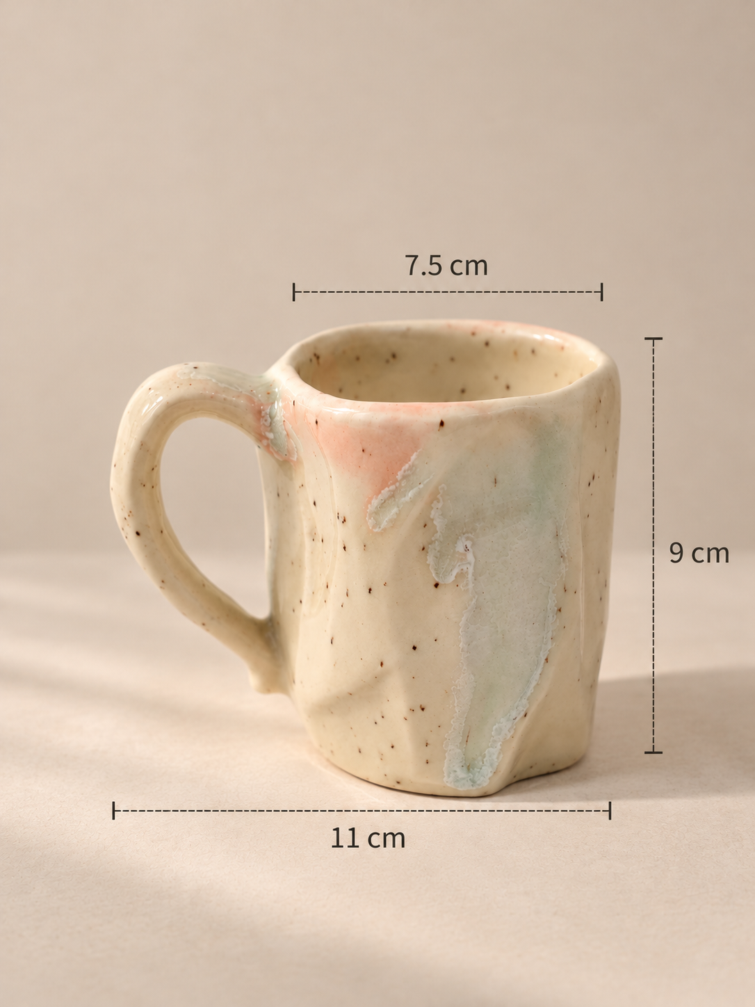 Mug artisanal en céramique crème rosé à glaçure nuancée – 275 ml