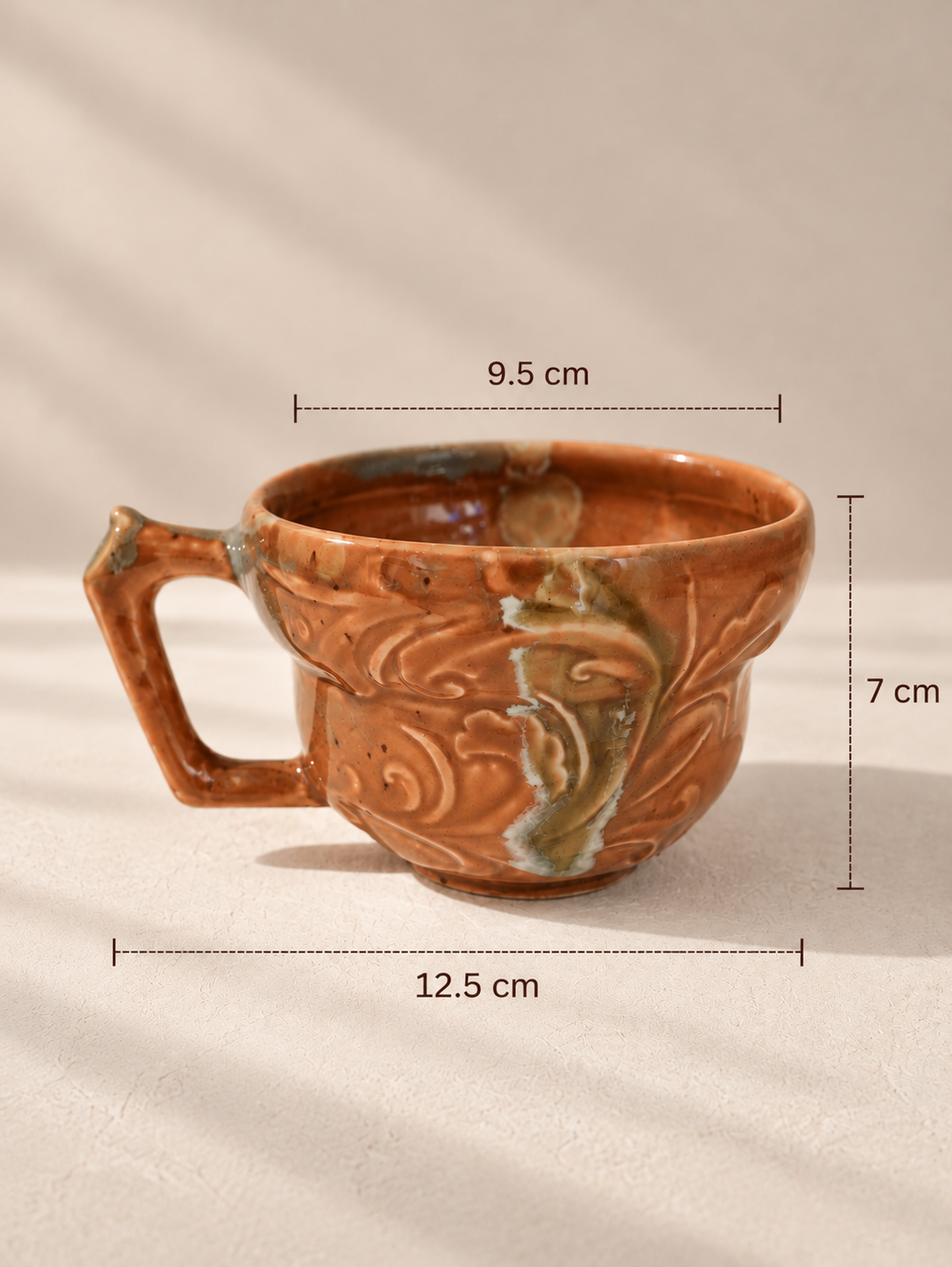 Tasse à café artisanale en céramique terracotta à relief sculpté – 240 ml
