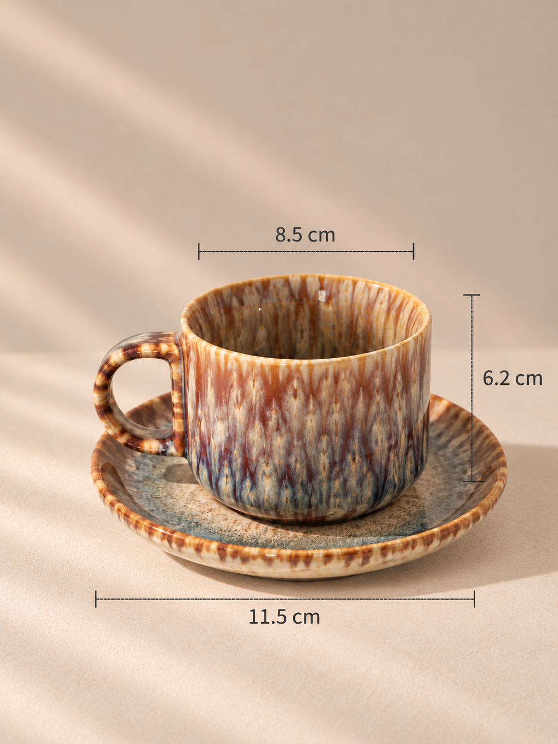 Tasse à café artisanale en céramique brun ambré à glaçure nuancée avec soucoupe – 240 ml